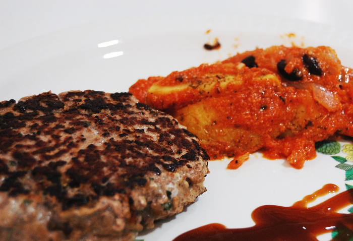 HAMBURGUESA CON PATATAS AL POMODORO