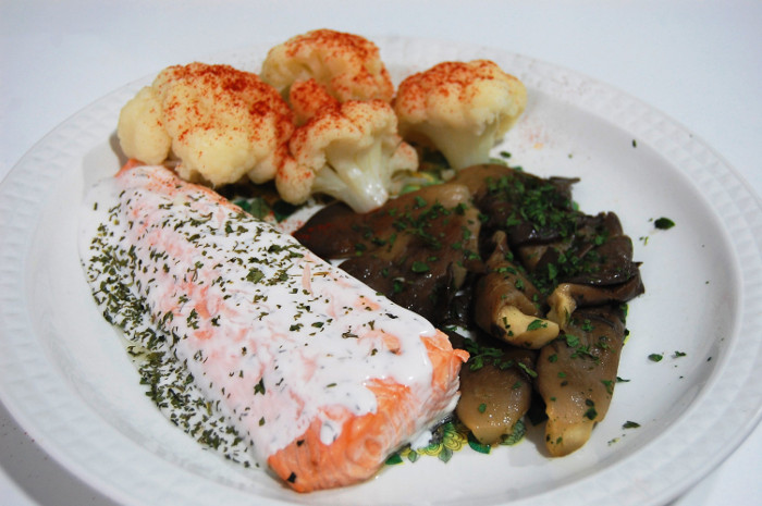 SALMÓN AL HORNO CON GUARNICIÓN DE COLIFLOR Y SETAS